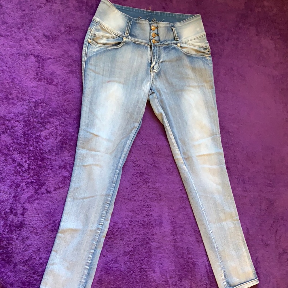 Skinny jeans with gold details.